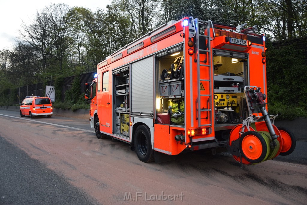 A 4 Rich Olpe vor Rodenkirchener Bruecke Heizoel LKW verliert Heizoel P14.JPG - Miklos Laubert